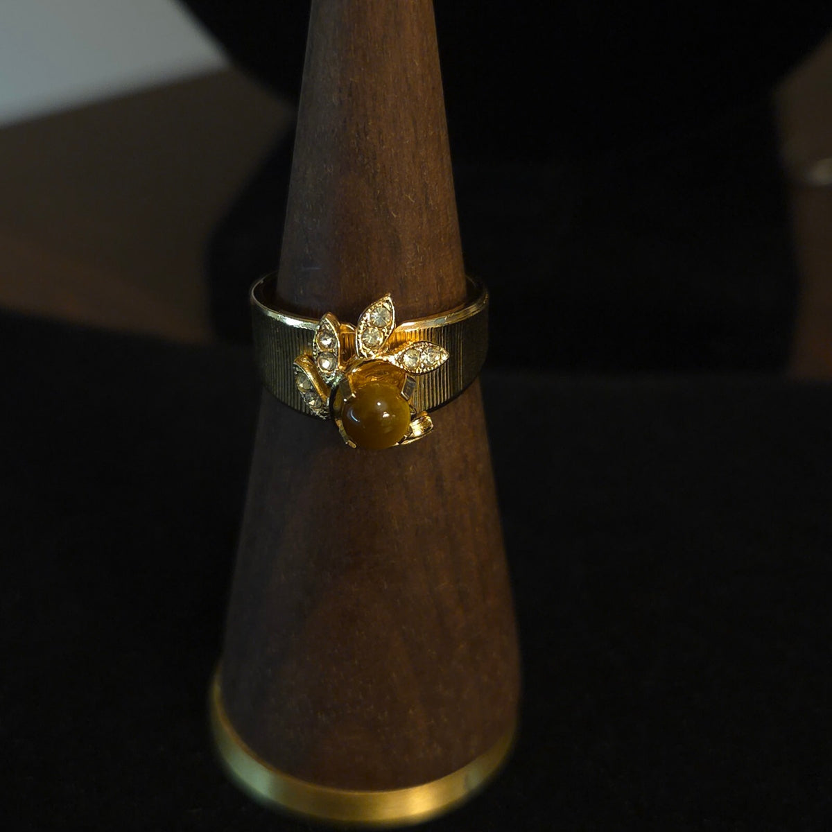 Vintage Size 7 14K HGE Ring with Brown Cats Eye