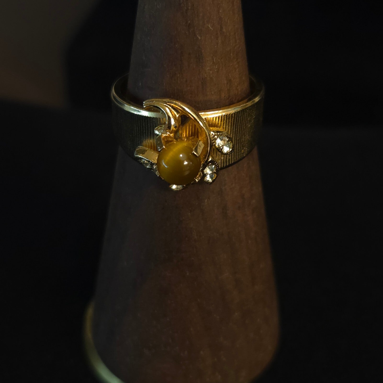 Vintage Size 7 14K HGE Ring with Brown Cats Eye