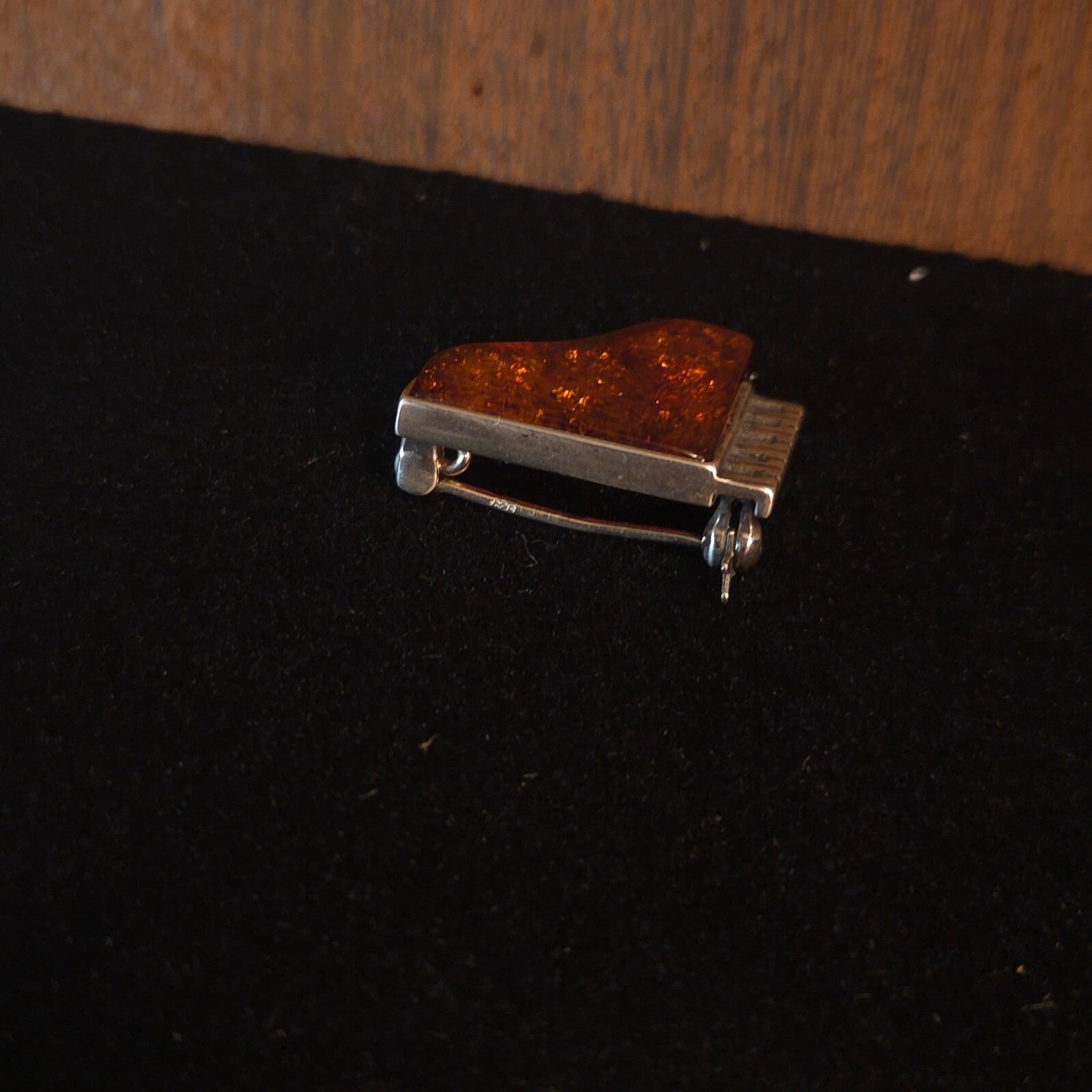Valerio 888 Sterling Silver and Cognac Baltic Amber Grand Piano Pin