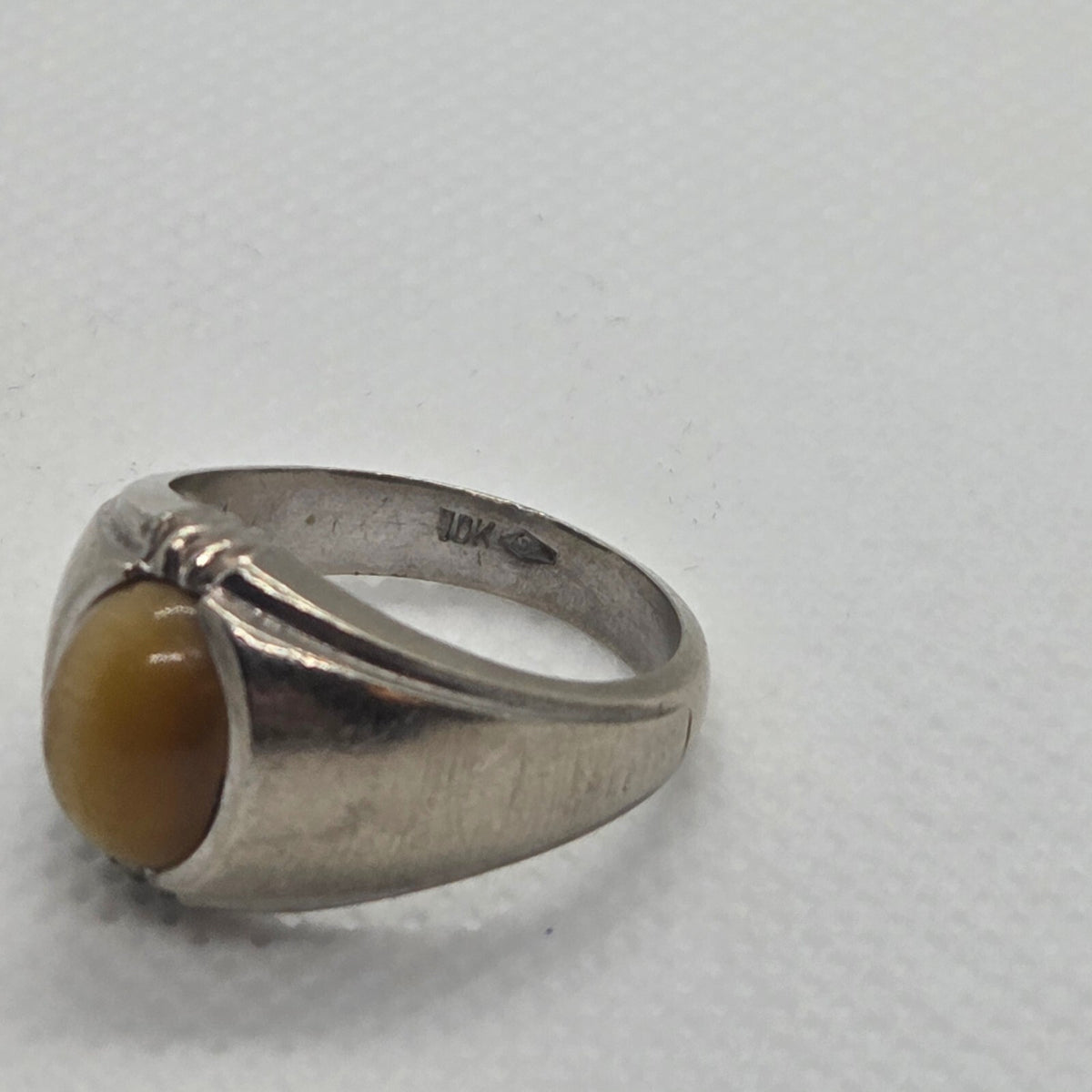 Vintage 10K White Gold Size 8 1/2 Ring with Brown Cat's Eye