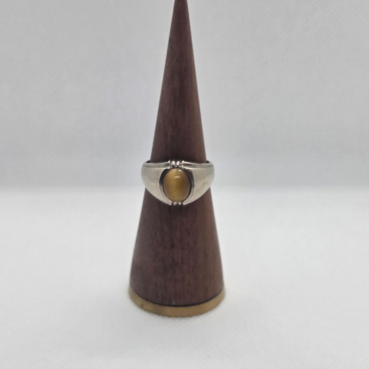 Vintage 10K White Gold Size 8 1/2 Ring with Brown Cat's Eye