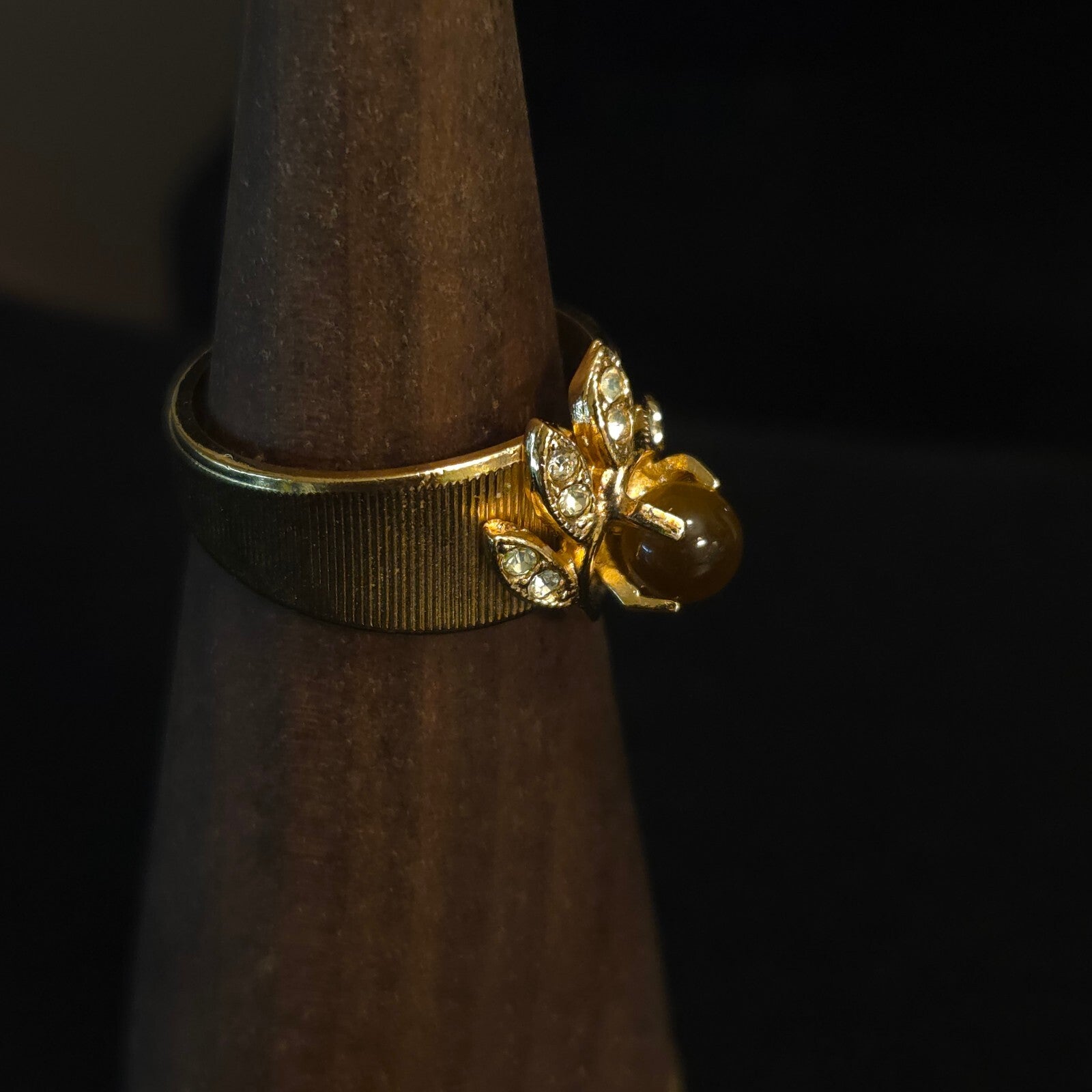 Vintage Size 7 14K HGE Ring with Brown Cats Eye