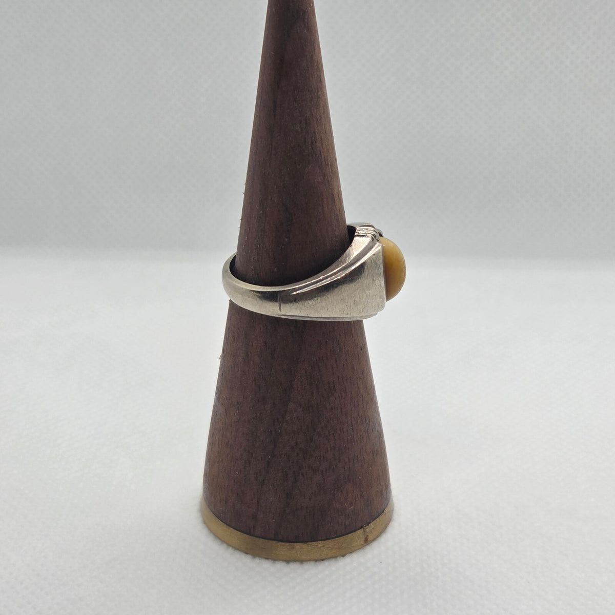 Vintage 10K White Gold Size 8 1/2 Ring with Brown Cat's Eye