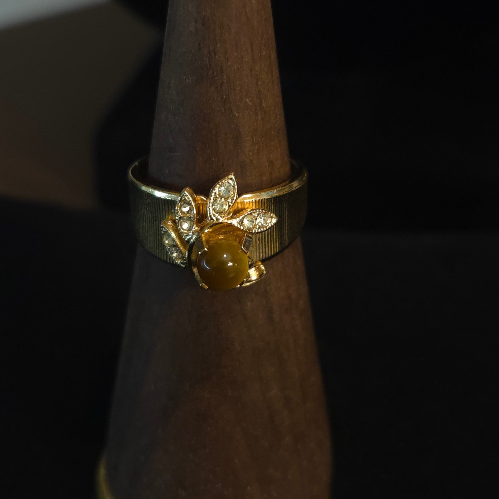 Vintage Size 7 14K HGE Ring with Brown Cats Eye