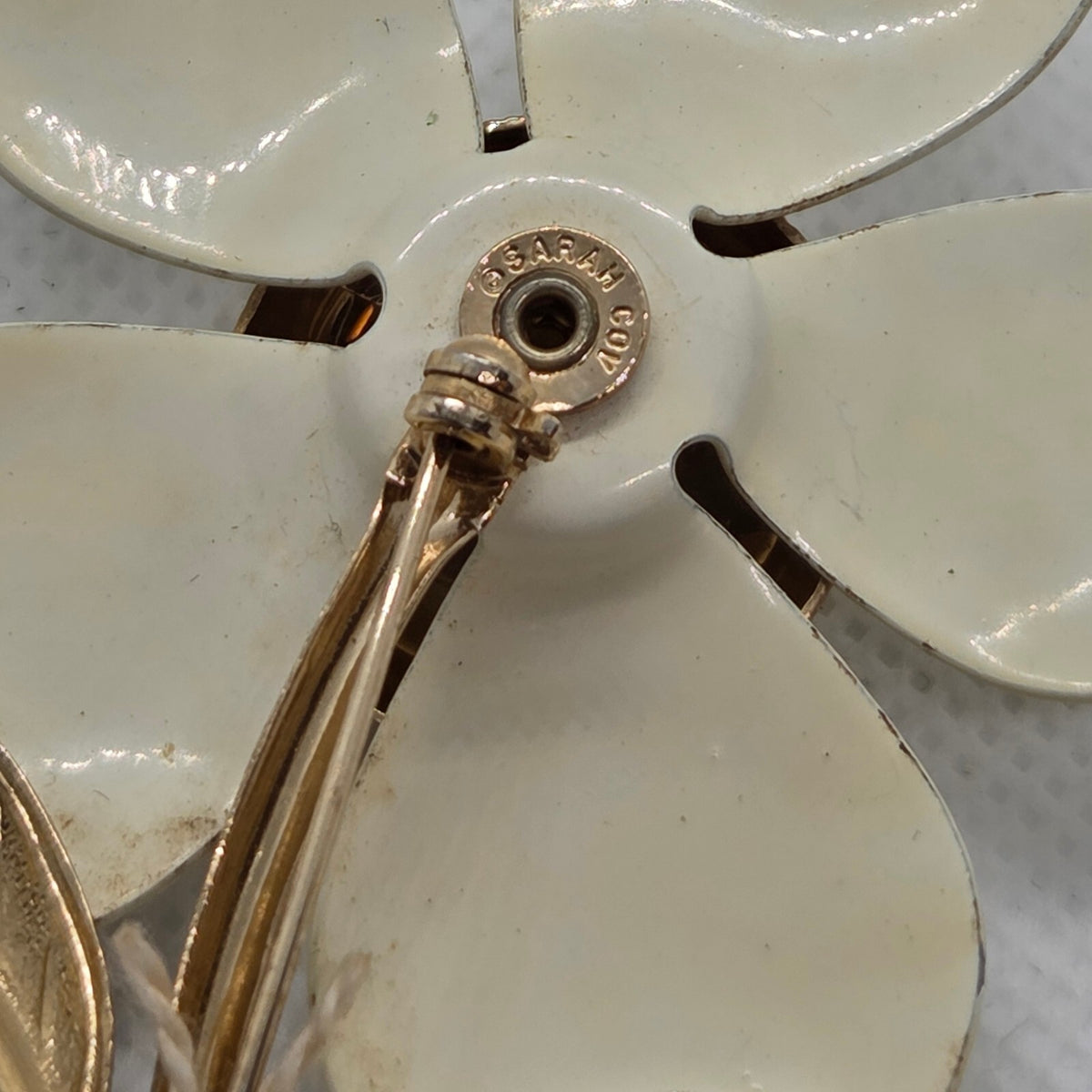 Vintage 4" Sarah Coventry Gold-Tone Daisy Flower Brooch