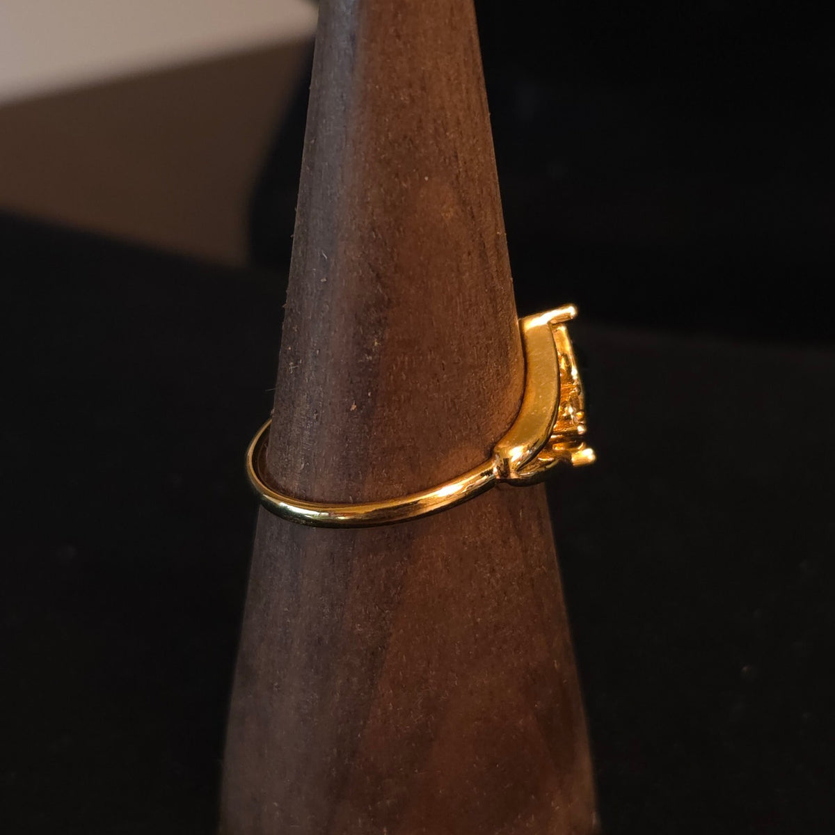 Avon Size 9.5 Gold Plated Emerald Color Marquise Ring